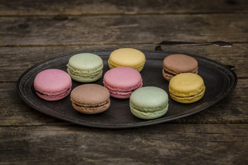 Bunte Macarons, Tablett, dunkles Holzt
