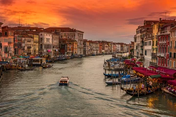 Blick auf den Sonnenuntergang auf den Canal Grande mit Gondeln in Venedig. Italien © Ekaterina Belova