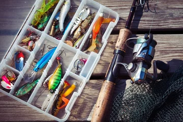 Photo sur Plexiglas Pêcher Leurres de pêche dans des boîtes à pêche avec canne à pêche et filet