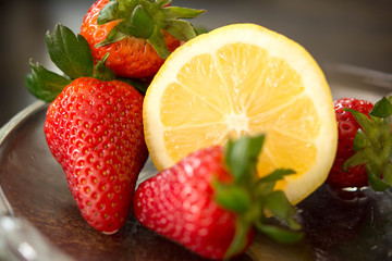 Fototapeta na wymiar Erdbeeren & Zitronen für eine gesunde Ernährung