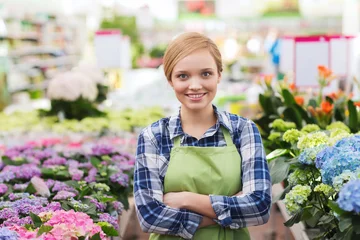 Foto op Plexiglas Bloemenwinkel gelukkige vrouw met bloemen in kas