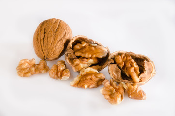 walnüsse auf weissem untergrund