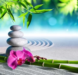 Photo sur Plexiglas Pierres dans le sable sable, orchidée et pierres de massage dans le jardin zen