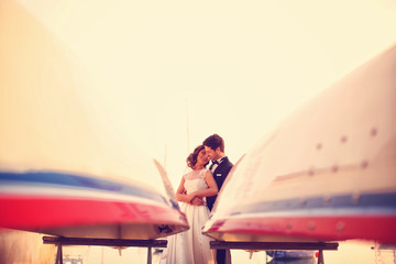 Obraz premium Bride and groom embracing near boat