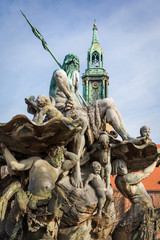 Neptunbrunnen mit Marienkirche auf dem Alexanderplatz, Berlin