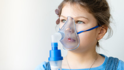 girl with asthma / allergy inhaler - inhalation mask - obrazy, fototapety, plakaty