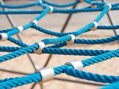 vernetzte Seile am Klettergerüst