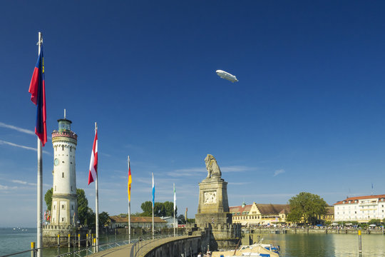 Zeppelin &uuml;ber dem Hafen von Lindau