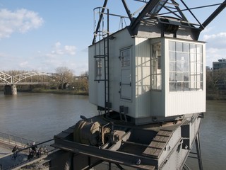 Alter Hafenkran als Industriedenkmal vor der Deutschherrnbrücke bei Sonnenschein am Osthafen im...