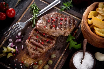 Photo sur Plexiglas Steakhouse Steak de boeuf sur table en pierre noire