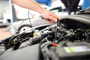 Automechaniker repariert Motor eines Fahrzeuges in Werkstatt