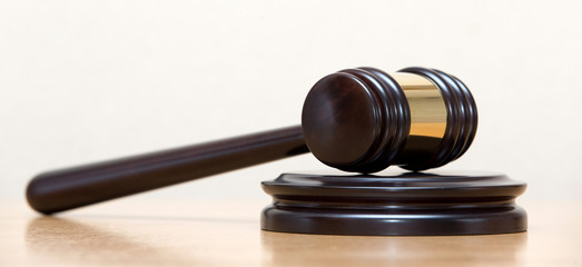 Obraz premium wooden judge gavel