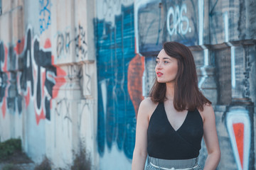 Obraz premium Beautiful brunette posing in an industrial context