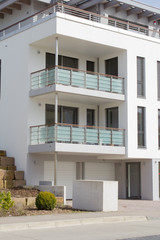 Fototapeta na wymiar Modernes Wohnhaus mit Balkon
