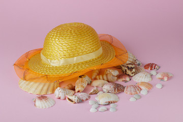 Słomkowy kapelusz przeciwsłoneczny i muszle