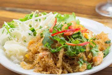 Crispy fried noodle and prawns