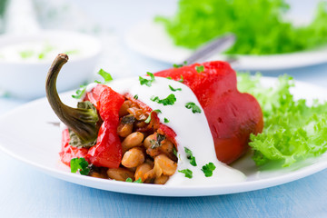 Red pepper stuffed with white beans
