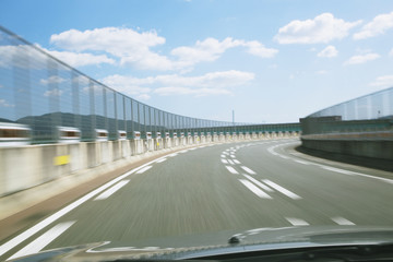 Fototapeta na wymiar 青空と高速道路