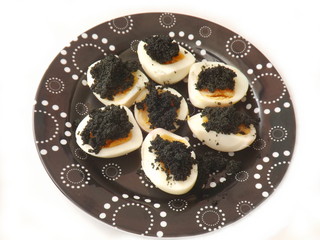 hartgekochte Eier mit Kaviar