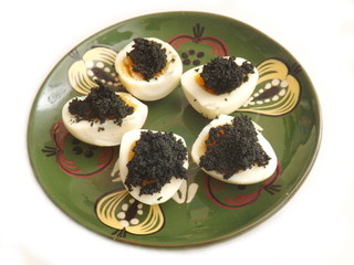 hartgekochte Eier mit Kaviar