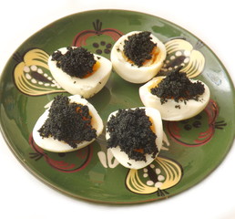 hartgekochte Eier mit Kaviar