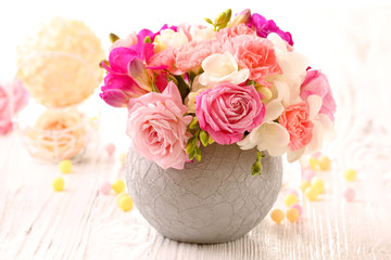 Obraz na płótnie Canvas Beautiful fresh spring flowers in pot on wooden table, closeup