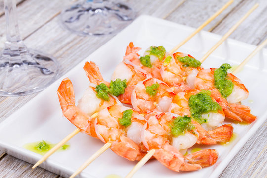 Shrimps with green butter sause