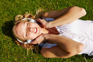 Teenager beim Musik hören mit Kopfhörer