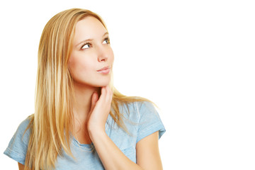 Junge blonde Frau beim Nachdenken
