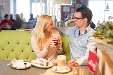 Pärchen trifft sich im Café