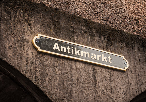 Strassenschild 43 - Antikmarkt