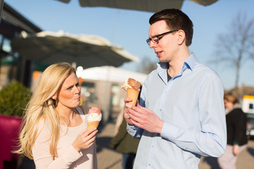 Pärchen isst Speiseeis