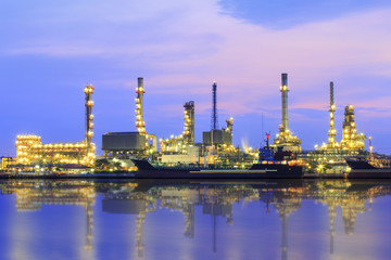 Obraz premium Oil refinery and Ship fuel delivery at twilight in bangkok
