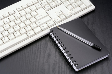 メモ帳とボールペンとキーボード