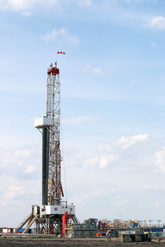 land oil drilling rig with tubing and equipment
