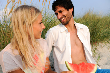 Lachendes paar mit Melone