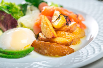 Potato wedges with sliced salmon