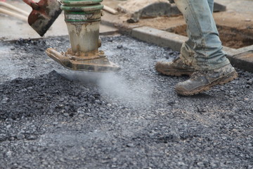 Bauarbeiter mit Vibrationsstampfer