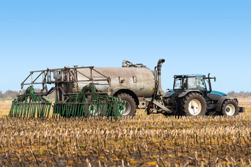 XXX- Traktor bei der Gülleausbringung - 8702