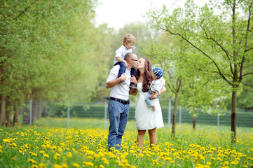 familie in der natur