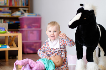 mädchen mit spielzeug © Superingo