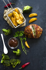 Baconpraline mit Kartoffelecken und Broccoli