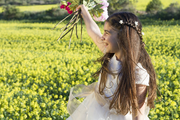 Naklejka premium Girl with flowers and communion dress