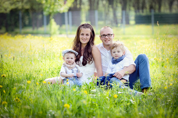 familie auf einer blumenwiese