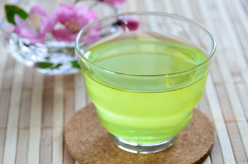 お茶とピンクの花