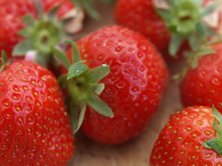 erdbeeren auf holzbrettchen