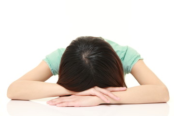 眠る女性
