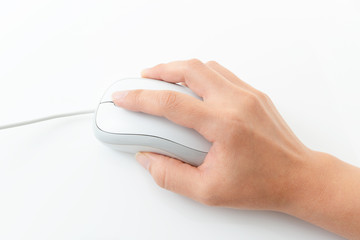 マウスを操作する手