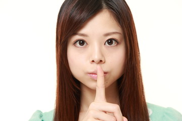 Naklejka premium 静かにする女性