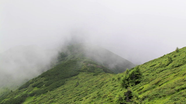 Cloudes overpassing mountain chain